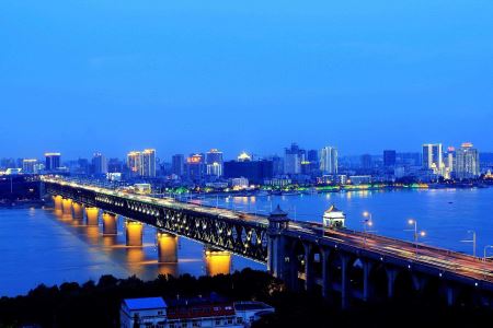 配三道阻拦索和滑跃甲板！韩国造商船摇身一变成伊朗航母