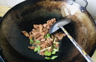 梅菜扣肉原料竟是劣质槽头肉！淋巴、腺体肉眼可见！当地人称：这早已是公开的秘密…