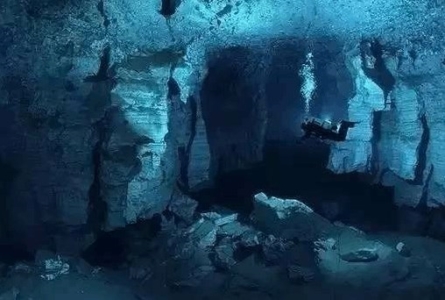 美退役生物专家：地底有巨人遗骸 粉末状黄金 和巨型金字塔