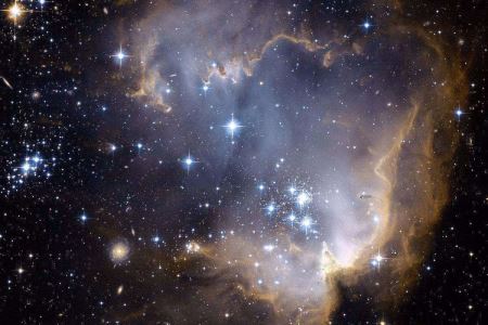 暗物质在宇宙中的质量决定它对宇宙的影响