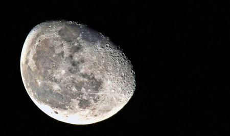 月球是如何诞生的？有科学家认为：从地球分裂出去的！