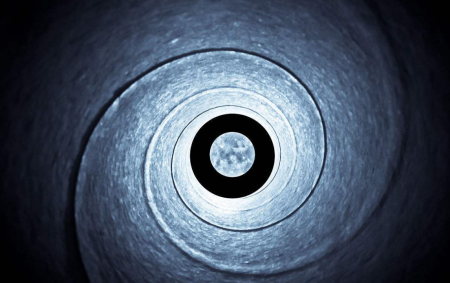 有理论推测宇宙可能存在自转，且整体处于膨胀运动中