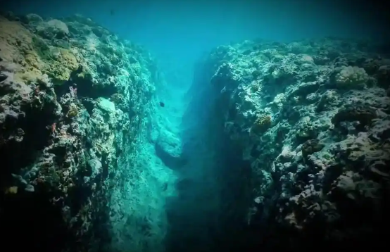 海底一万米  马里亚纳海沟底部  水还是液态的吗 
