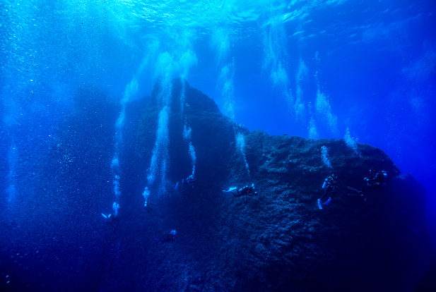 马里亚纳海沟持续吸入海水，海平面却未下降，是什么原因造成的？ 