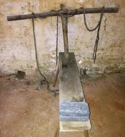 近代酷刑之一老虎凳，一种超级变态的逼供刑