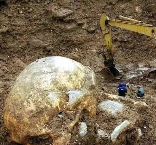 昆仑深处“巨人墓”传闻：巨型骸骨现世，真