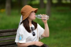 洗干净的塑料矿泉水瓶可以用来装醋吗？洗干净的塑料矿泉水瓶可以用来装醋吗？