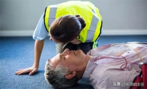 中老年人突然无故狂笑怎么回事