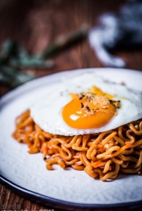 火鸡面煮的好吃还是泡着好：火鸡面开水泡几分钟可以吃(2)