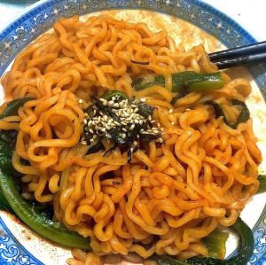 火鸡面煮的好吃还是泡着好：火鸡面开水泡几分钟可以吃(3)