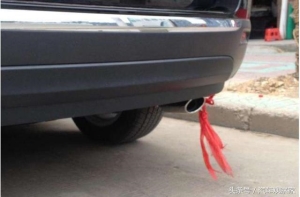 车上红丝带什么意思 汽车上系着的红丝带什么意思4