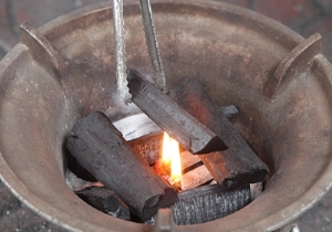 烧烤的木炭怎样引燃 不败的生火3步骤