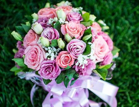 手捧花是新郎带来的吗 手捧花是婚庆带来还是自己做的