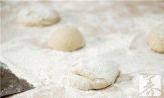 烙春饼用什么水和面