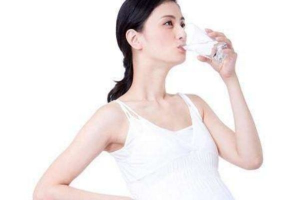 孕妇不爱喝水怎么办 孕妇不爱喝水的后果