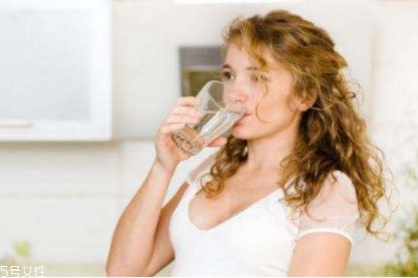孕妇不爱喝水怎么办 孕妇不爱喝水的后果