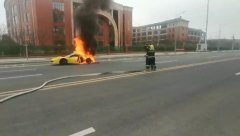 上海法拉利着火浙江街头一辆价值200多万的二手法拉利跑车突然起火