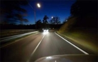 夜晚高速路上开远光还是近光灯正确使用灯光方法