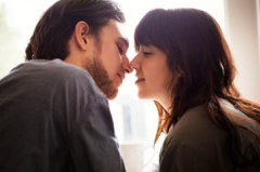 男生接吻时候为何手都喜欢乱摸男生接吻时的