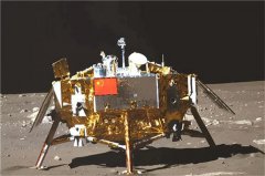 在月球背面的半透明玻璃弹珠