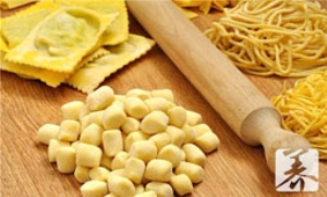 面条泡久了会变成胶吗