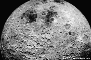 月球地表布满陨石坑 帮地球抵挡陨石撞击留下(地球保护神)