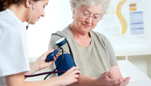 高血压是怎么引起的？高血压是高压多少低压多少算正常？