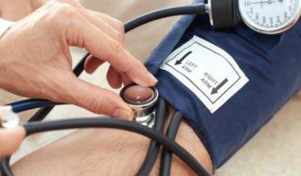 高血压是怎么引起的？高血压是高压多少低压多少算正常？