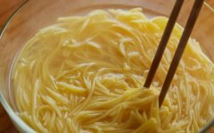 样看煮的挂面熟没熟下挂面是先放鸡蛋还是先放面条