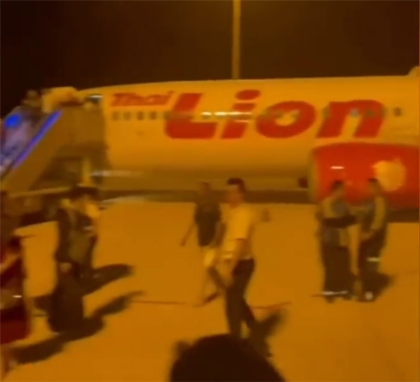 济南飞曼谷航班遭鸟击返航:发动机冒火花 还有巨响