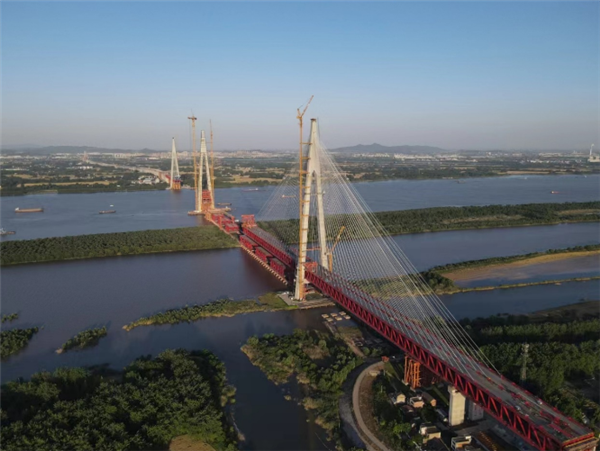 全长9.8公里!世界最大跨度三塔斜拉桥主塔全部封顶
