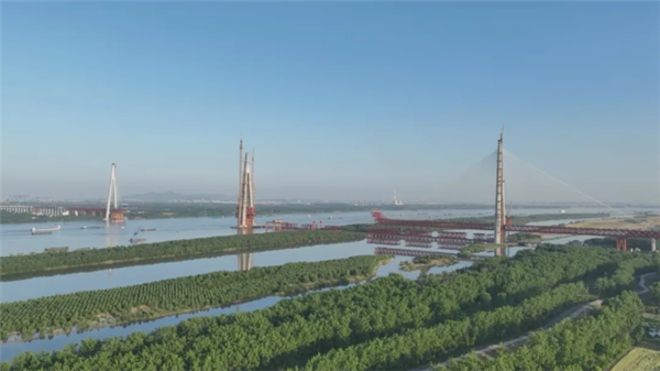 全长9.8公里!世界最大跨度三塔斜拉桥主塔全部封顶