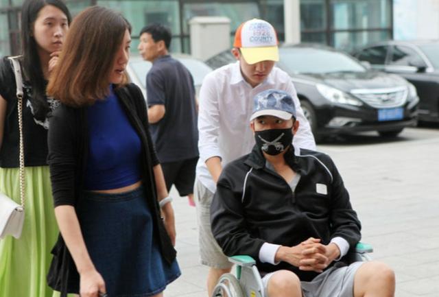 谷智鑫 34岁拍戏坠马瘫痪,女友照顾他8年,未办婚礼成遗憾(34岁拍戏坠马瘫痪)(10)