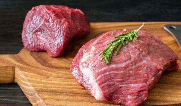 牛肉有点变味怎么处理？切成牛肉丝用辣椒煎炒完美去味