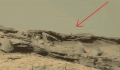 好奇号发现火星生物站在高山上遥望远方和周