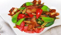 制作美味的肉末蒸整个鸡蛋