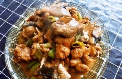 健身前应该喝哪个品牌的红色能量饮料