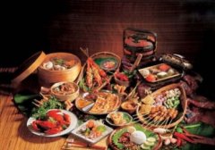 在健身房进行吃鸡腿跑步训练