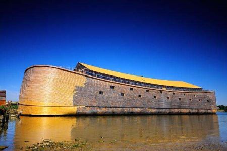 月球背面的未解之谜,隐藏着外星生物史前城市和远古飞船残骸