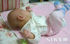 宝宝患上化脓性指沟炎症原因是奶奶剪指甲时