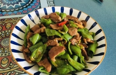 大骨棒炖酸菜汤的做法